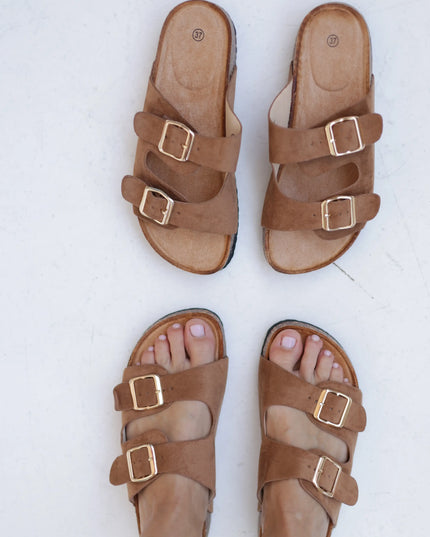 Klapki Classic Camel z klamrami