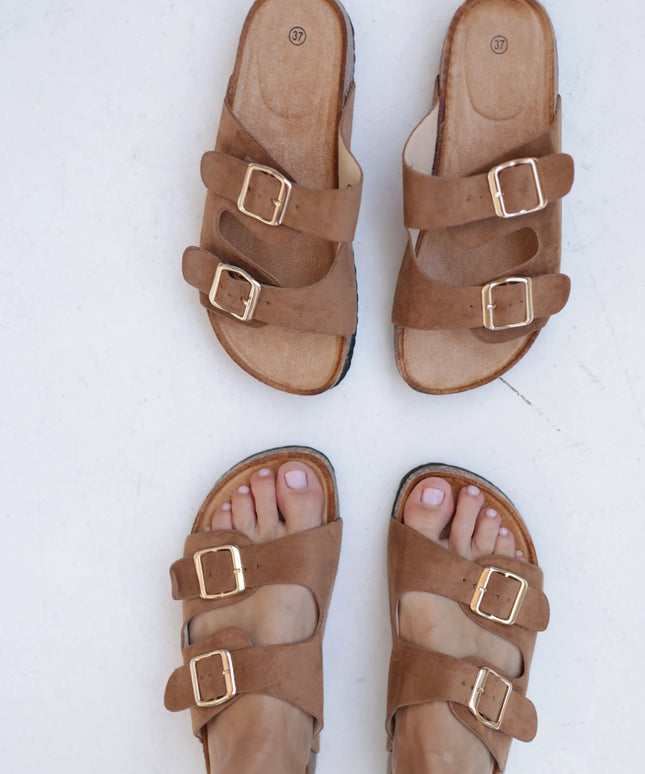 Klapki Classic Camel z klamrami