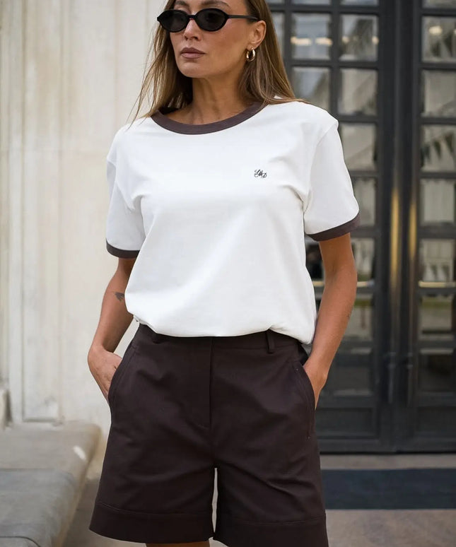 Biały t-shirt damski z czekoladowym obszyciem i haftowanym logo Lemonada