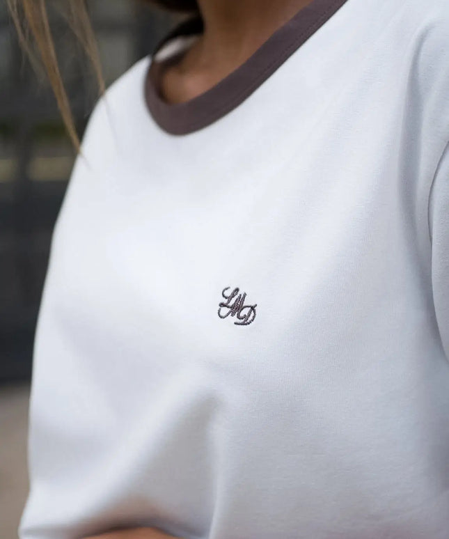 Biały t-shirt damski z czekoladowym obszyciem i haftowanym logo Lemonada
