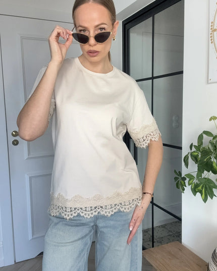T-shirt Lucky beżowy z koronką Lemonada