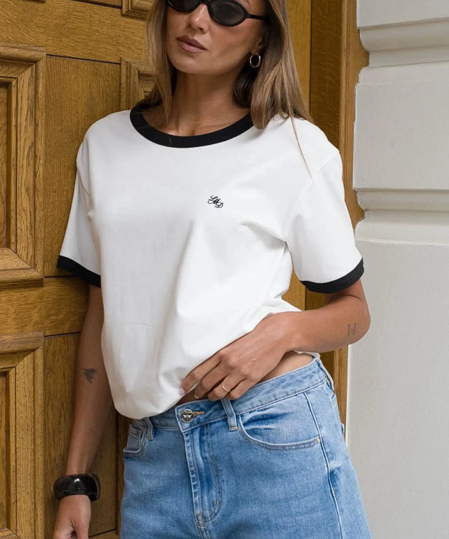 Biały t-shirt damski z czarnym obszyciem i haftowanym logo Lemonada