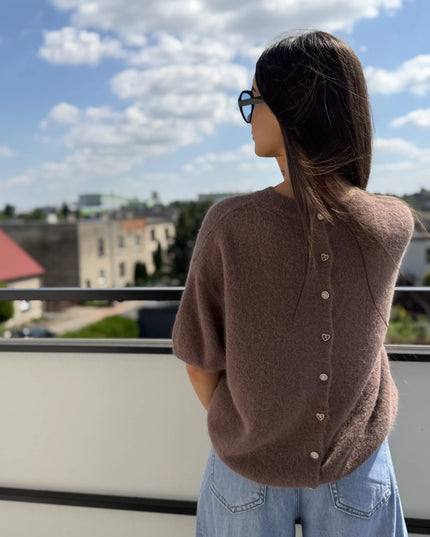 Sweter Elise z krótkim rękawem i dekoracyjnymi guzikami taupe