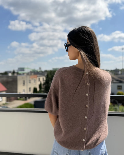 Sweter Elise z krótkim rękawem i dekoracyjnymi guzikami taupe