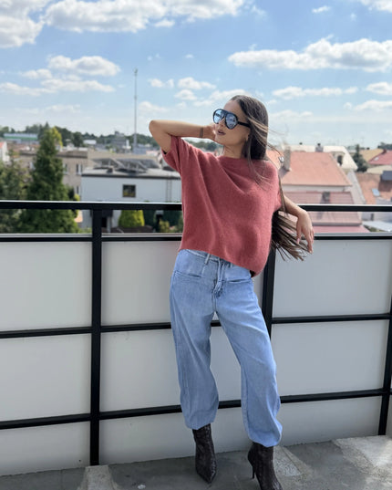 Sweter Elise z krótkim rękawem i dekoracyjnymi guzikami terracotta