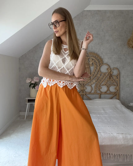 Top dziergany Coco na szerokich ramiączkach biały