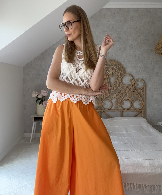 Top dziergany Coco na szerokich ramiączkach biały