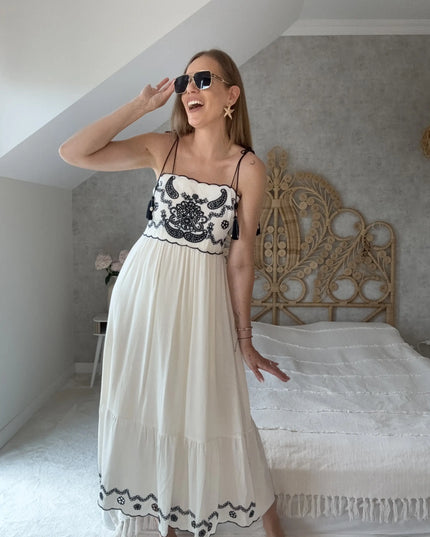 Kremowa sukienka boho Mykonos z granatowym haftem