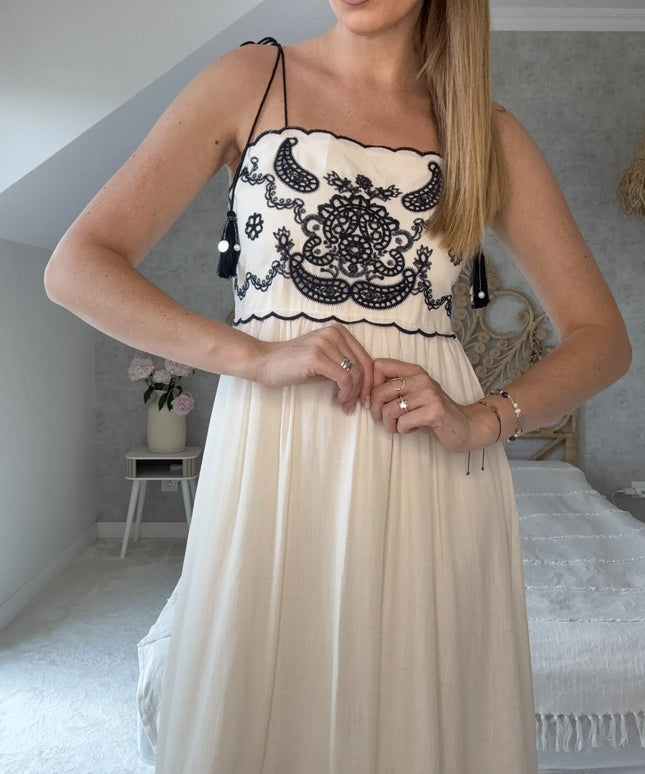 Kremowa sukienka boho Mykonos z granatowym haftem