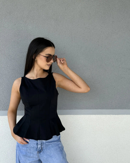 Czarny dopasowany top Leleka z baskinką