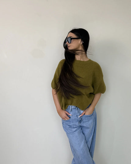 Sweter Elise z krótkim rękawem i dekoracyjnymi guzikami zielony