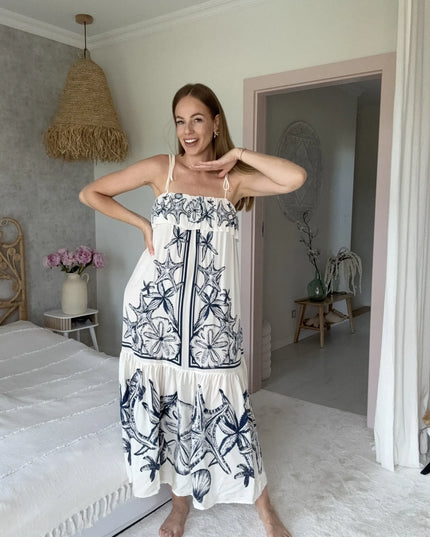 Letnia sukienka maxi Marina z falbanami i wiązanymi ramiączkami w granatowy wzór