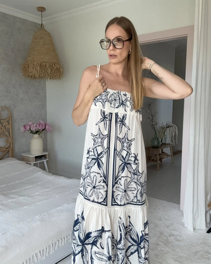 Letnia sukienka maxi Marina z falbanami i wiązanymi ramiączkami w granatowy wzór