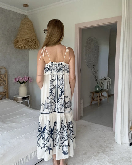 Letnia sukienka maxi Marina z falbanami i wiązanymi ramiączkami w granatowy wzór