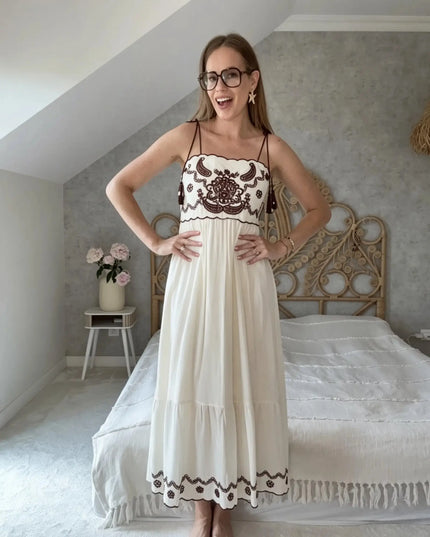 Kremowa sukienka boho Mykonos z czekoladowym haftem