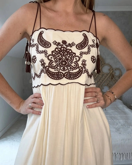 Kremowa sukienka boho Mykonos z czekoladowym haftem