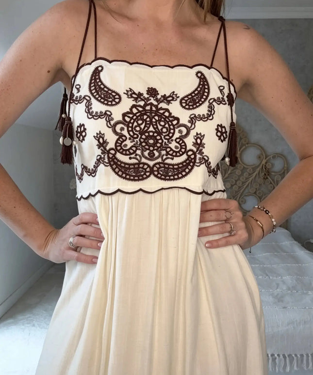 Kremowa sukienka boho Mykonos z czekoladowym haftem